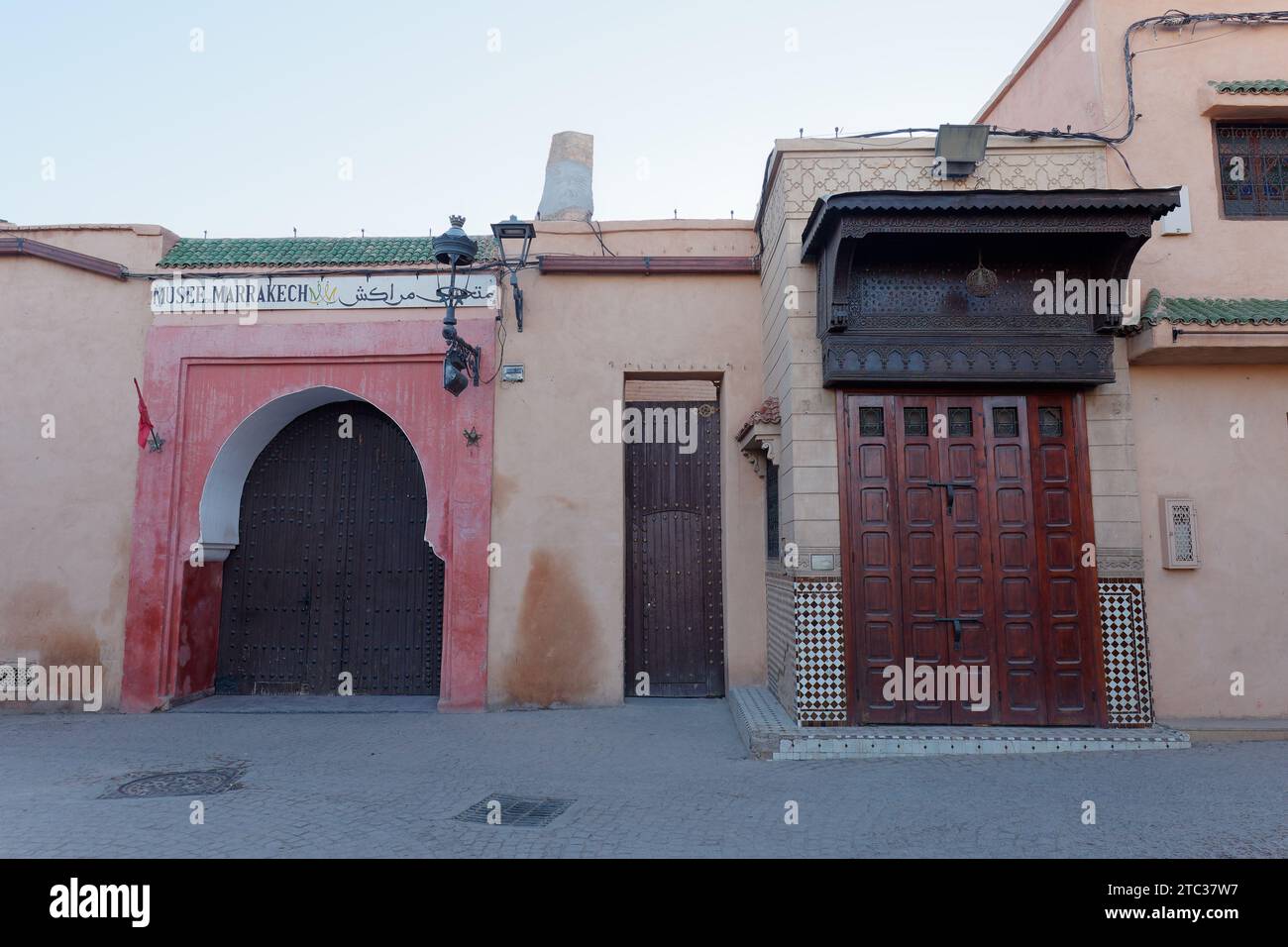 Ingresso al Museo di Marrakech nella città di Marrakech, alias Marrakech con la moschea in lontananza, Marocco, 10 dicembre 2023 Foto Stock