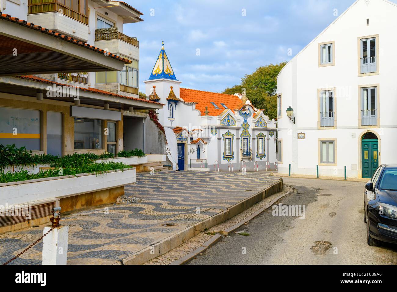 Casa decorata con decorazioni ornamentali con tradizionali piastrelle azulejo portoghesi, la Casa de Santa Maria, nel quartiere storico di Cascais, in Portogallo Foto Stock