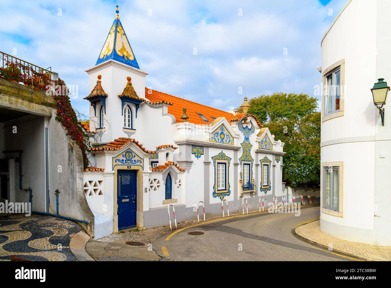 Casa decorata con decorazioni ornamentali con tradizionali piastrelle azulejo portoghesi, la Casa de Santa Maria, nel quartiere storico di Cascais, in Portogallo Foto Stock