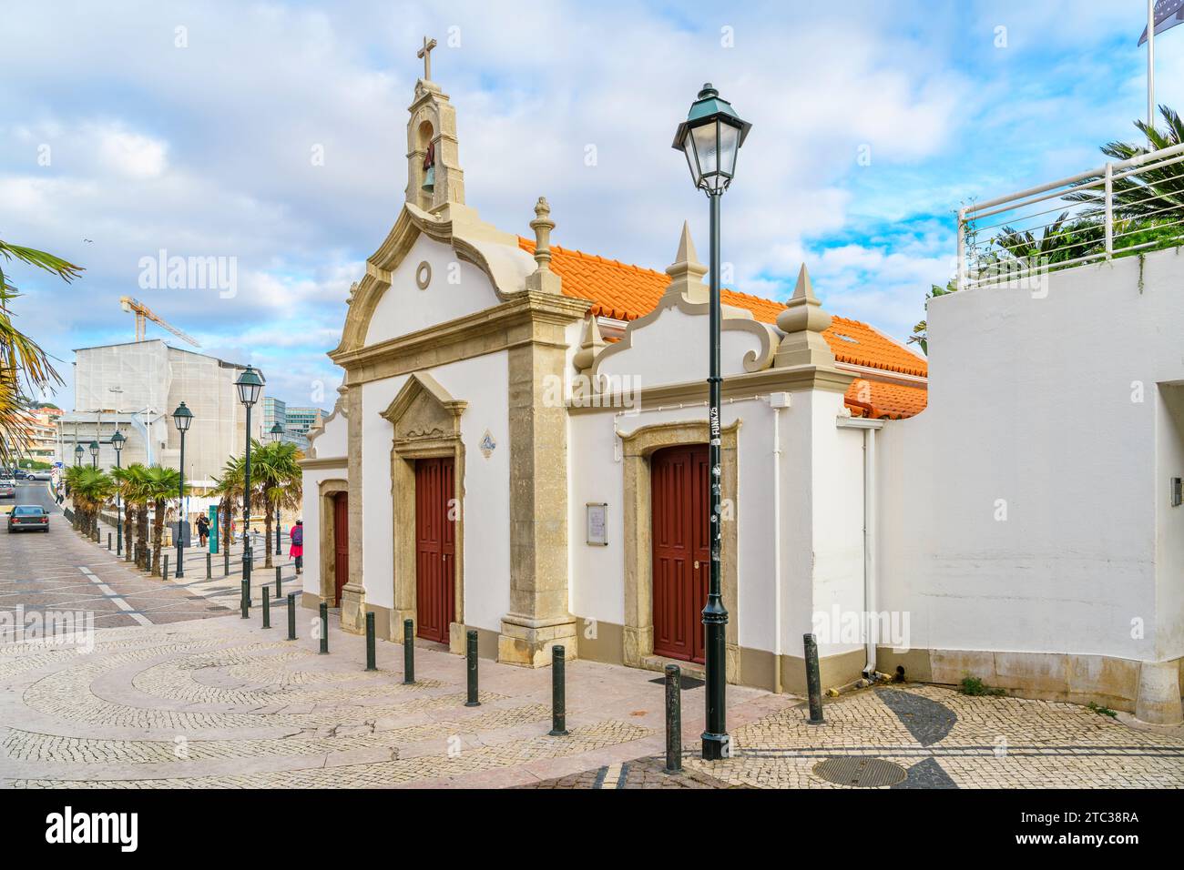 La piccola chiesa ortodossa Ermida de Nossa Senhora da Conceição dos Inocentes nella città costiera di Cascais, Portogallo. Foto Stock