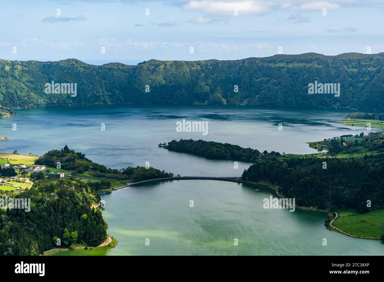 La laguna delle sette città delle Azzorre è uno spettacolo di serenità e bellezza, dove le acque blu si mescolano con il verde lussureggiante dei pendii vulcanici. Foto Stock