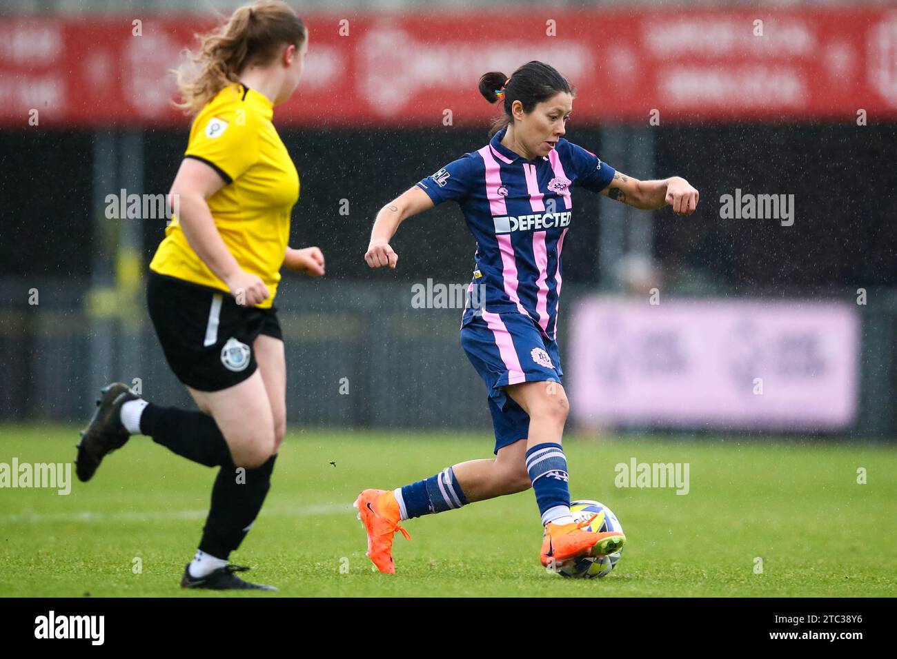 Londra, Regno Unito. 10 dicembre 2023. Londra, Inghilterra, 10 dicembre 2023: Lucy Monkman (14 Dulwich Amleto) in azione durante la partita di Premier League tra Dulwich Hamlet e Crawley AFC a Champion Hill a Londra, Inghilterra. (Liam Asman/SPP) credito: SPP Sport Press Photo. /Alamy Live News Foto Stock