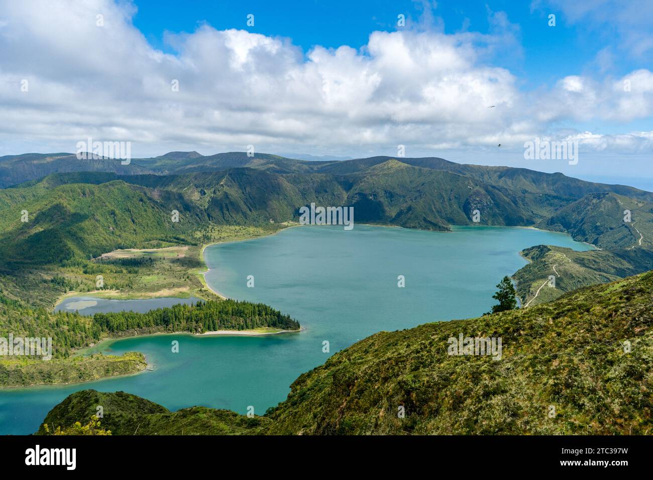La laguna delle sette città delle Azzorre è uno spettacolo di serenità e bellezza, dove le acque blu si mescolano con il verde lussureggiante dei pendii vulcanici. Foto Stock