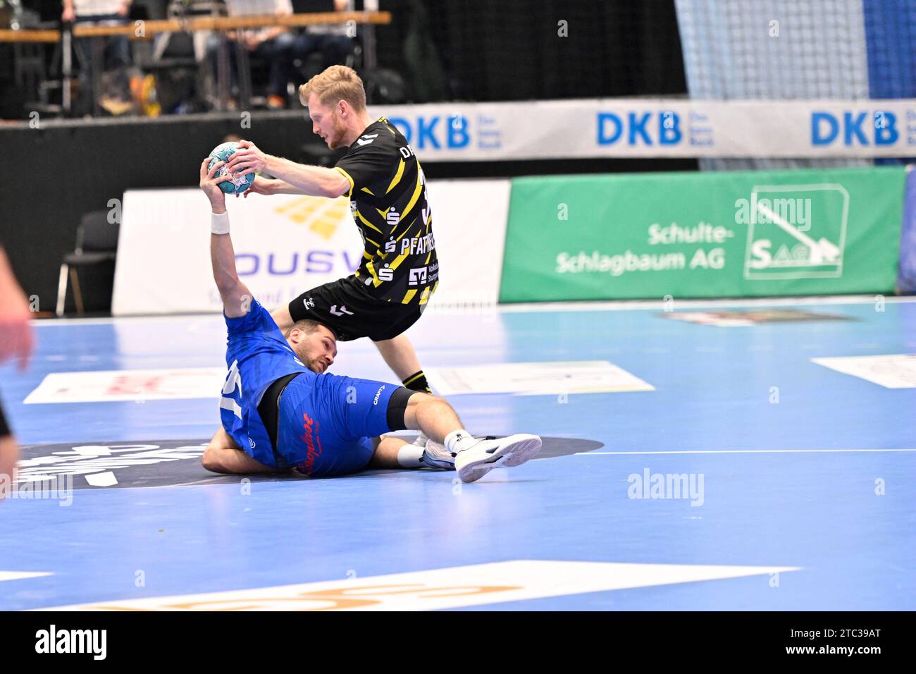 10.12.2023, Düsseldorf, Mitsubishi- Electric-Halle, GER, 1.Liqui Moly HBL, BHC06 vs. TVB Stuttgart 1.Liqui Moly HBL regolamenti vietano qualsiasi uso di fotografie come sequenze di immagini e/o quasi-video im Bild Tomas Buback ( BHC #19 ) e Max Häfner ( TVB Stuttgart #3 ). Foto © Nordphoto GmbH/Freund Foto Stock