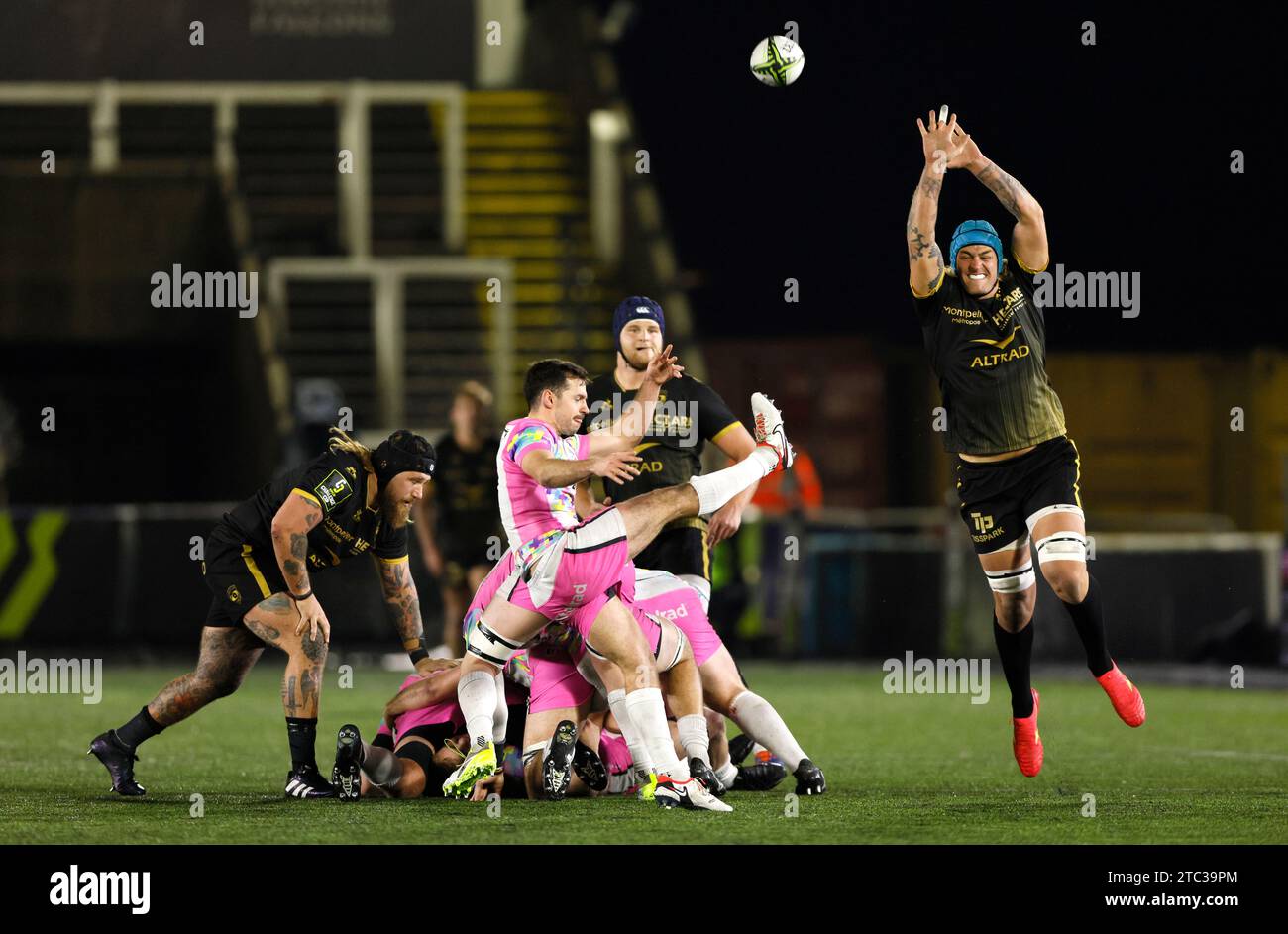 James Elliott del Newcastle Falcon tenta di liberare la palla dalla pressione del Bastien Chalureau di Montpellier (a destra) durante l'EPCR Challenge Cup match a Kingston Park, Newcastle upon Tyne. Data immagine: Domenica 10 dicembre 2023. Foto Stock