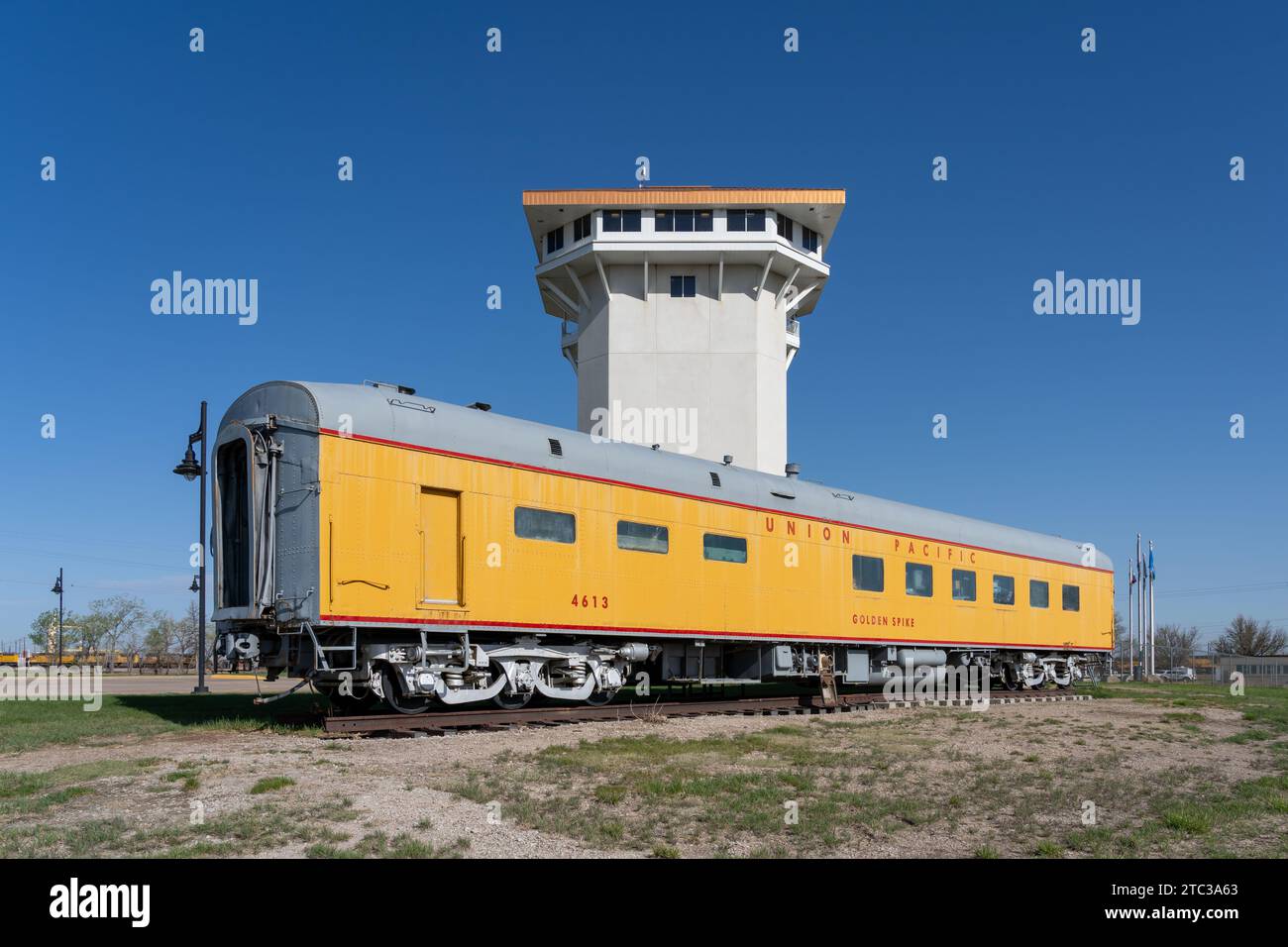 Golden Spike Tower e un'auto da pranzo d'epoca a North Platte, Nebraska, Stati Uniti Foto Stock