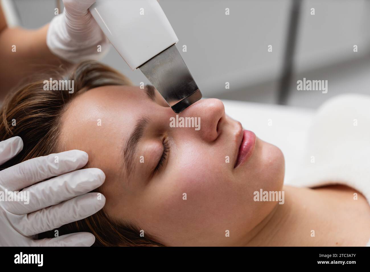 Pulizia a ultrasuoni della pelle. Foto ravvicinata, macro. Foto Stock