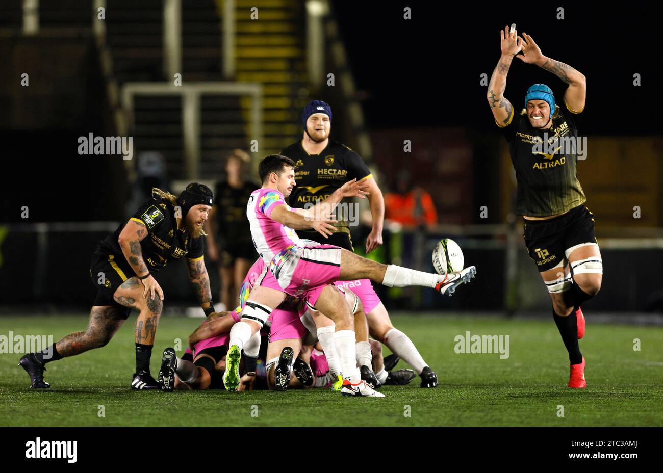 James Elliott del Newcastle Falcon tenta di liberare la palla dalla pressione del Bastien Chalureau di Montpellier (a destra) durante l'EPCR Challenge Cup match a Kingston Park, Newcastle upon Tyne. Data immagine: Domenica 10 dicembre 2023. Foto Stock
