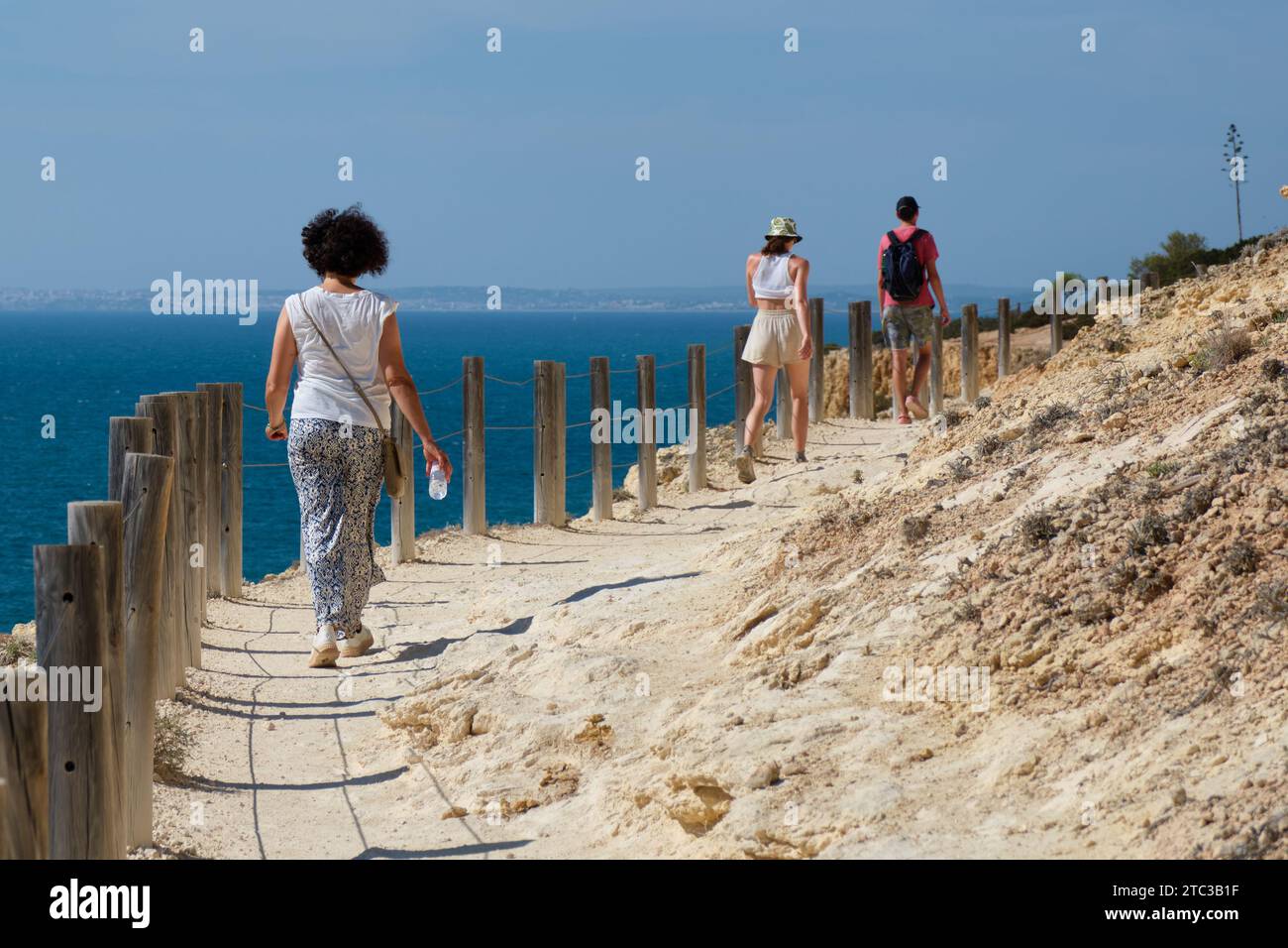 Scogliere e passeggiate lungo la costa a est di Carvoeiro Algarve, Portogallo Foto Stock