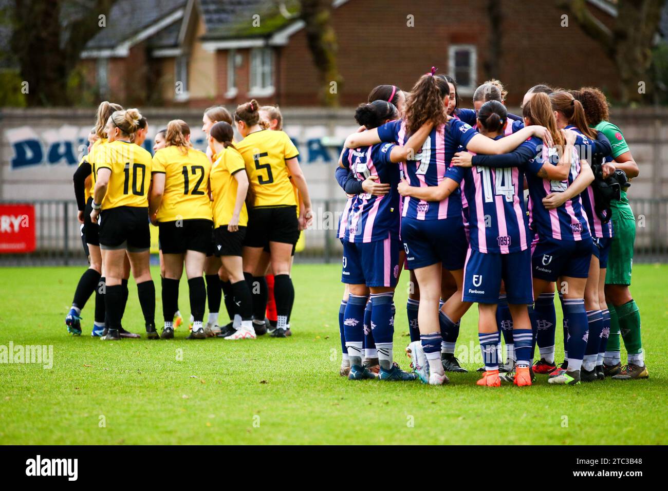 Londra, Regno Unito. 10 dicembre 2023. I giocatori di Crawley AFC e Dulwich Hamlet si sono ammucchiati prima della partita di London and South East Regional Womens Premier League tra Dulwich Hamlet e Crawley AFC a Champion Hill. Crediti: Liam Asman/Alamy Live News Foto Stock