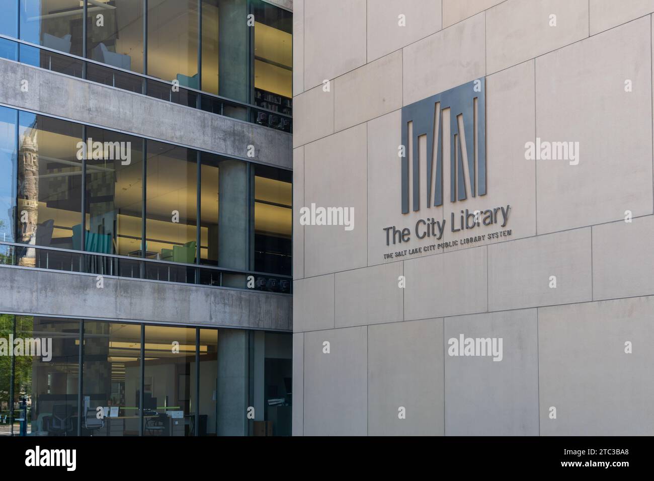 L'insegna della Salt Lake City Public Library sull'edificio di Salt Lake, Utah, Stati Uniti Foto Stock
