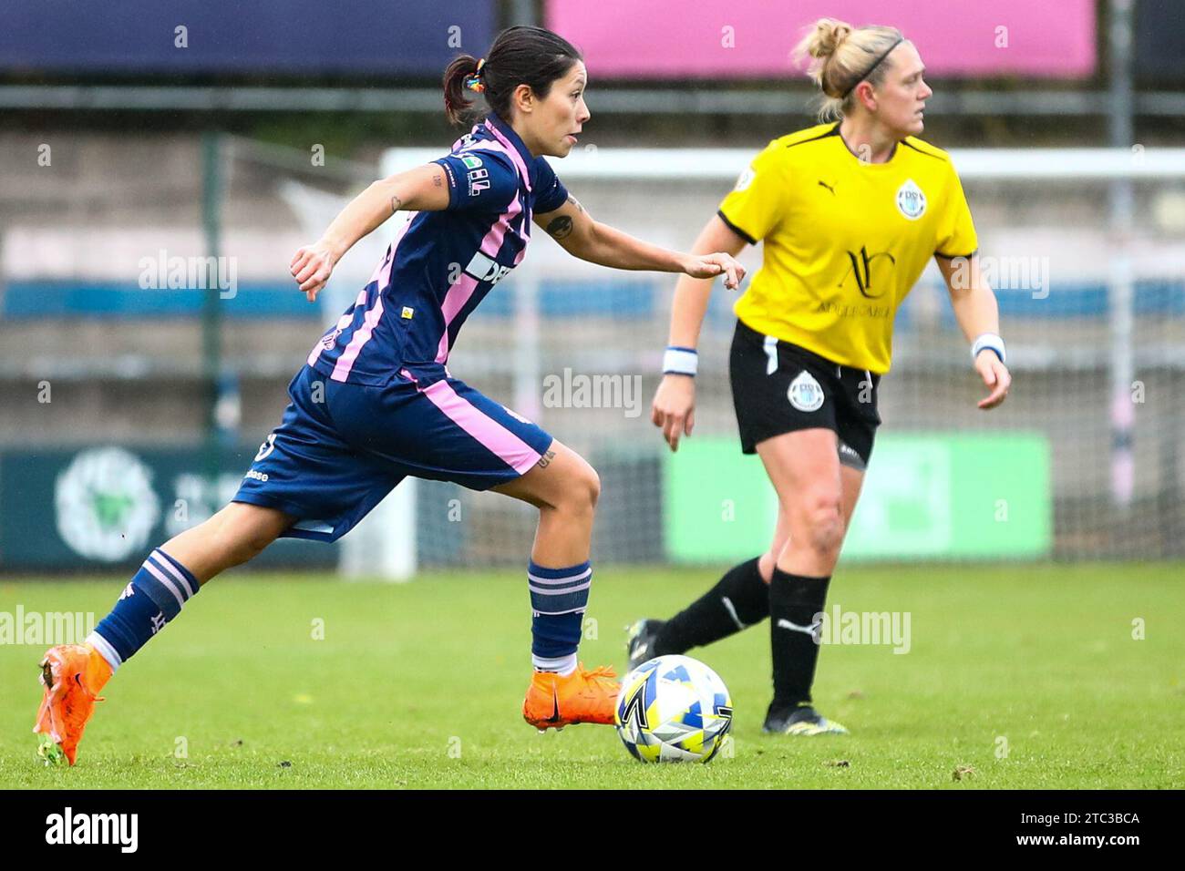 Londra, Regno Unito. 10 dicembre 2023. Lucy Monkman (14 Dulwich Amleto) in azione durante la partita di Premier League tra Dulwich Hamlet e Crawley AFC a Champion Hill. Crediti: Liam Asman/Alamy Live News Foto Stock