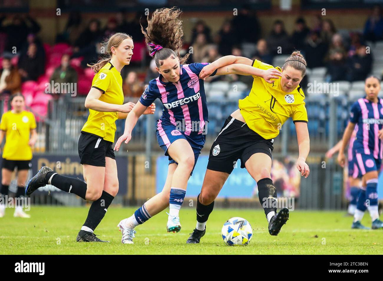 Londra, Regno Unito. 10 dicembre 2023. Summer Roberts (9 Dulwich Hamlet) in azione durante la partita di London and South East Regional Womens Premier League tra Dulwich Hamlet e Crawley AFC a Champion Hill. Crediti: Liam Asman/Alamy Live News Foto Stock