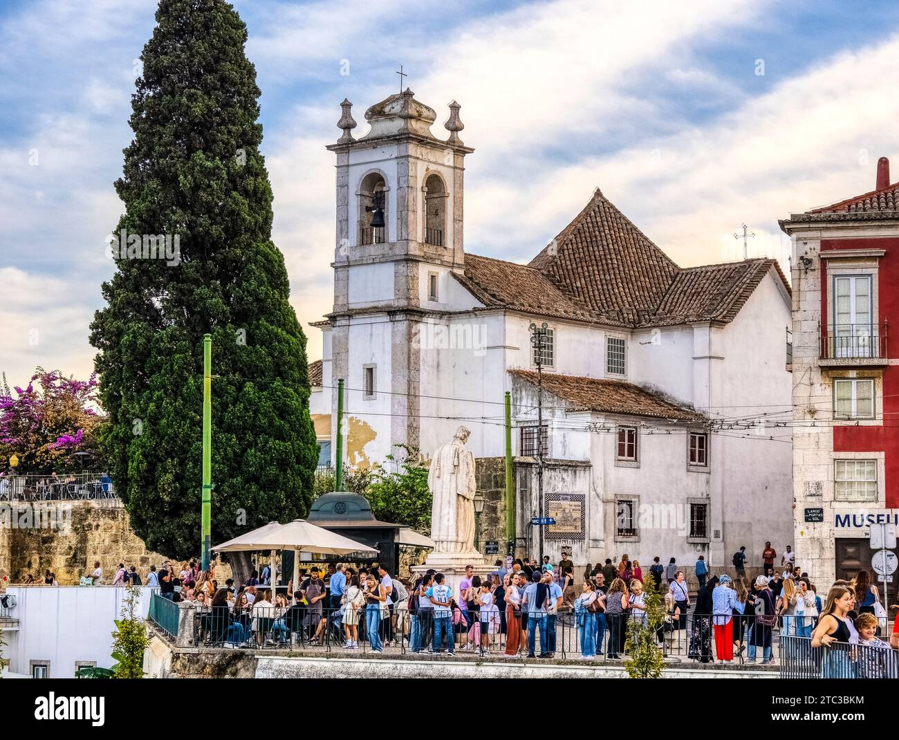 Il punto panoramico di Portas do Sol nel centro storico di Alfama, nel quartiere di Lisbona, Portogallo Foto Stock