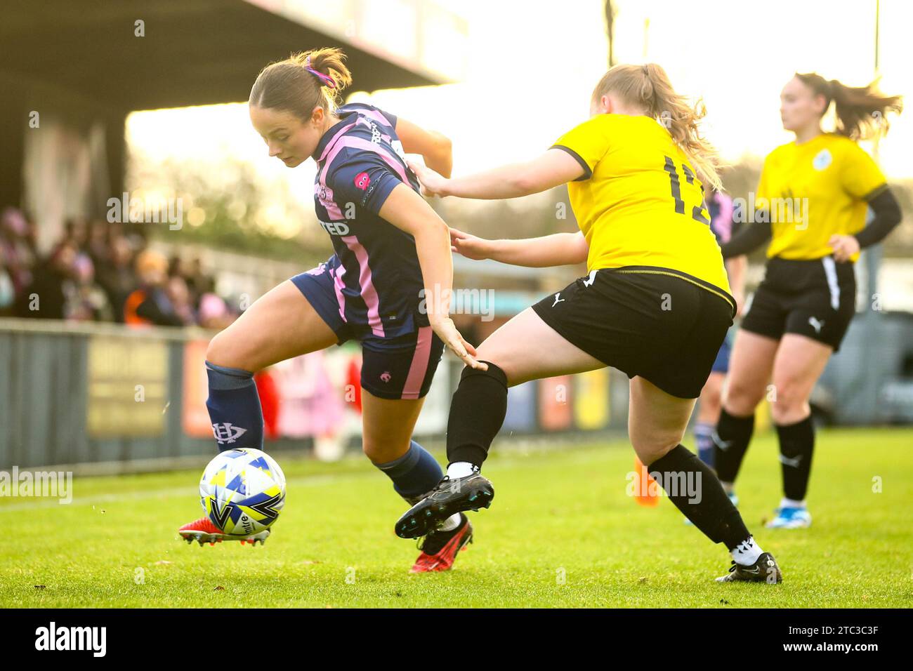 Londra, Regno Unito. 10 dicembre 2023. Jodie Lodge (2 Dulwich Amleto) in azione durante la partita di Premier League tra Dulwich Hamlet e Crawley AFC a Champion Hill. Crediti: Liam Asman/Alamy Live News Foto Stock