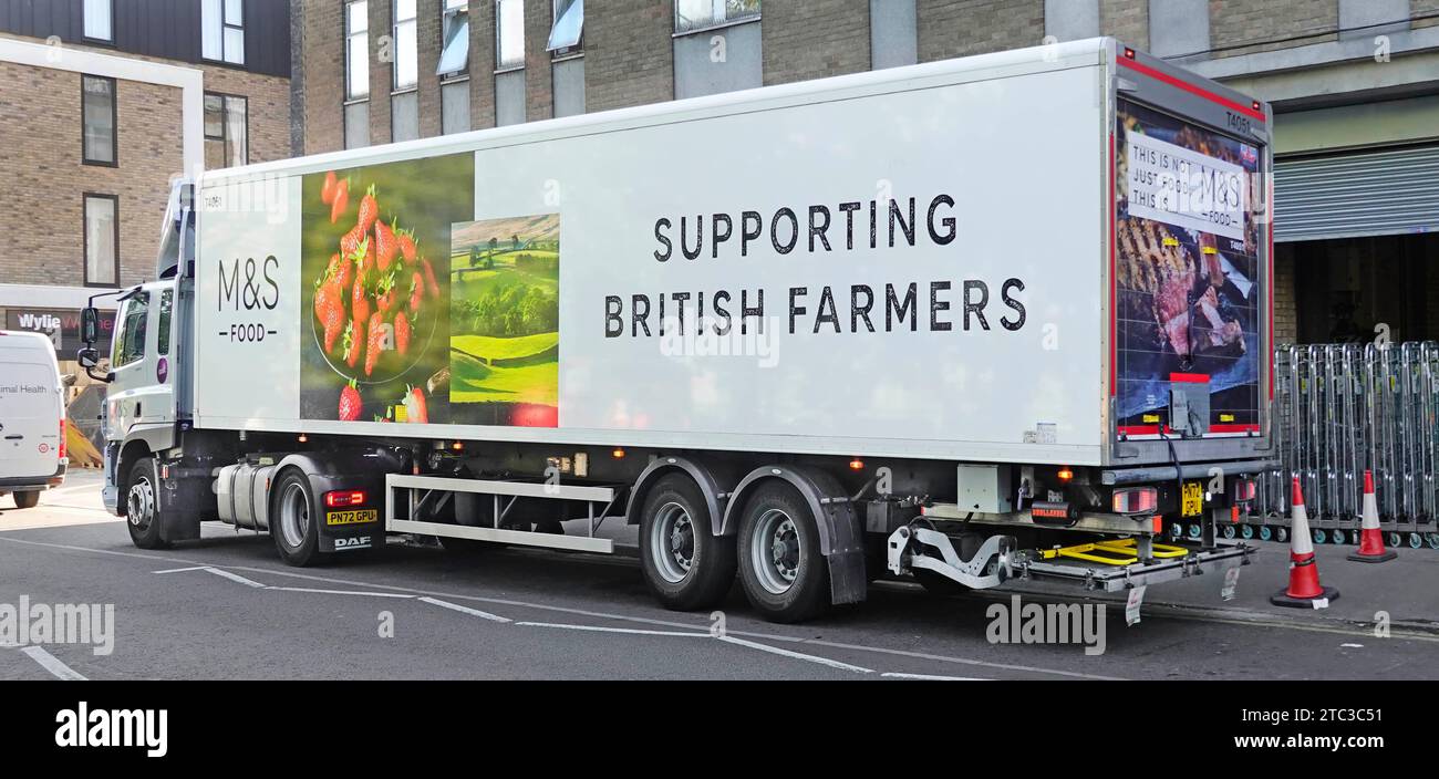 M&S catena di approvvigionamento alimentare camion e semirimorchi consegna al negozio al dettaglio Marks and Spencer a supporto degli agricoltori britannici Brentwood Essex Inghilterra Regno Unito Foto Stock