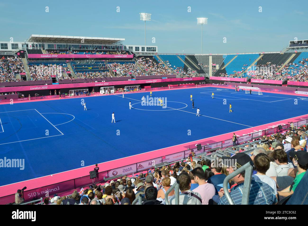 Temporanea Riverbank Arena astroturf blu a base d'acqua 7 partita di calcio a lato 2012 evento Paralimpico nel Parco Olimpico Hackney Wick East London Inghilterra Regno Unito Foto Stock