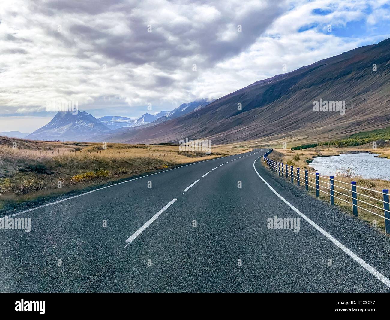 Strada tortuosa attraverso l'incredibile paesaggio paesaggistico islandese Foto Stock
