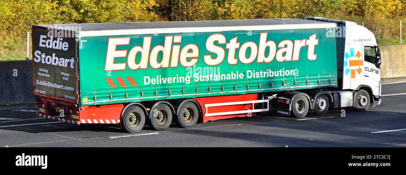 Logo Culina Group su autocarro bianco hgv Scania e semirimorchio con tenda Eddie Stobart sui lati morbidi, non Culina ha aggiornato la guida sull'autostrada M25 nel Regno Unito Foto Stock