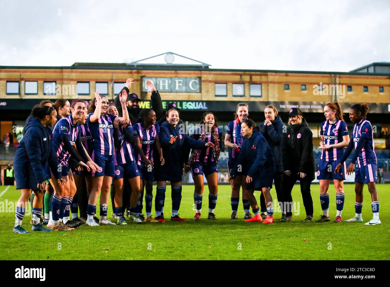 Londra, Regno Unito. 10 dicembre 2023. I giocatori del Dulwich Hamlet festeggiano la vittoria della partita di Premier League femminile di Londra e sud-est tra Dulwich Hamlet e Crawley AFC a Champion Hill. Crediti: Liam Asman/Alamy Live News Foto Stock