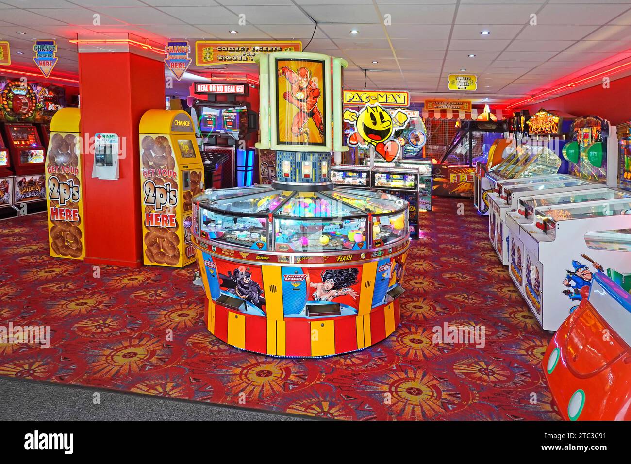 Ingresso alla sala giochi di prima mattina, località balneare colorata, slot machine interne, sale d'azzardo, colori vivaci, Norfolk, Inghilterra, Regno Unito Foto Stock