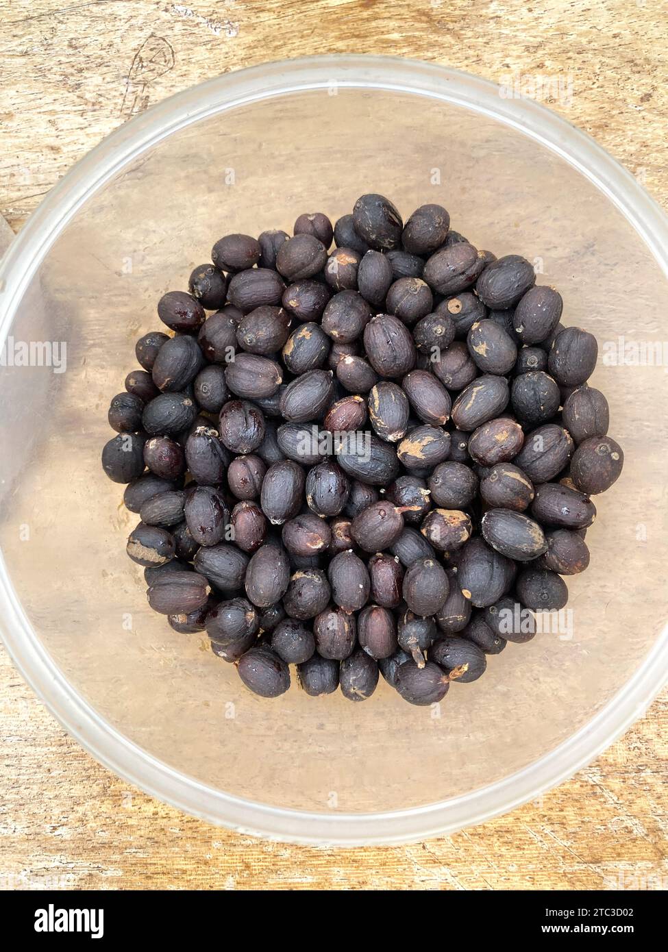 Ciotola o bacche di caffè arabica secche Foto Stock