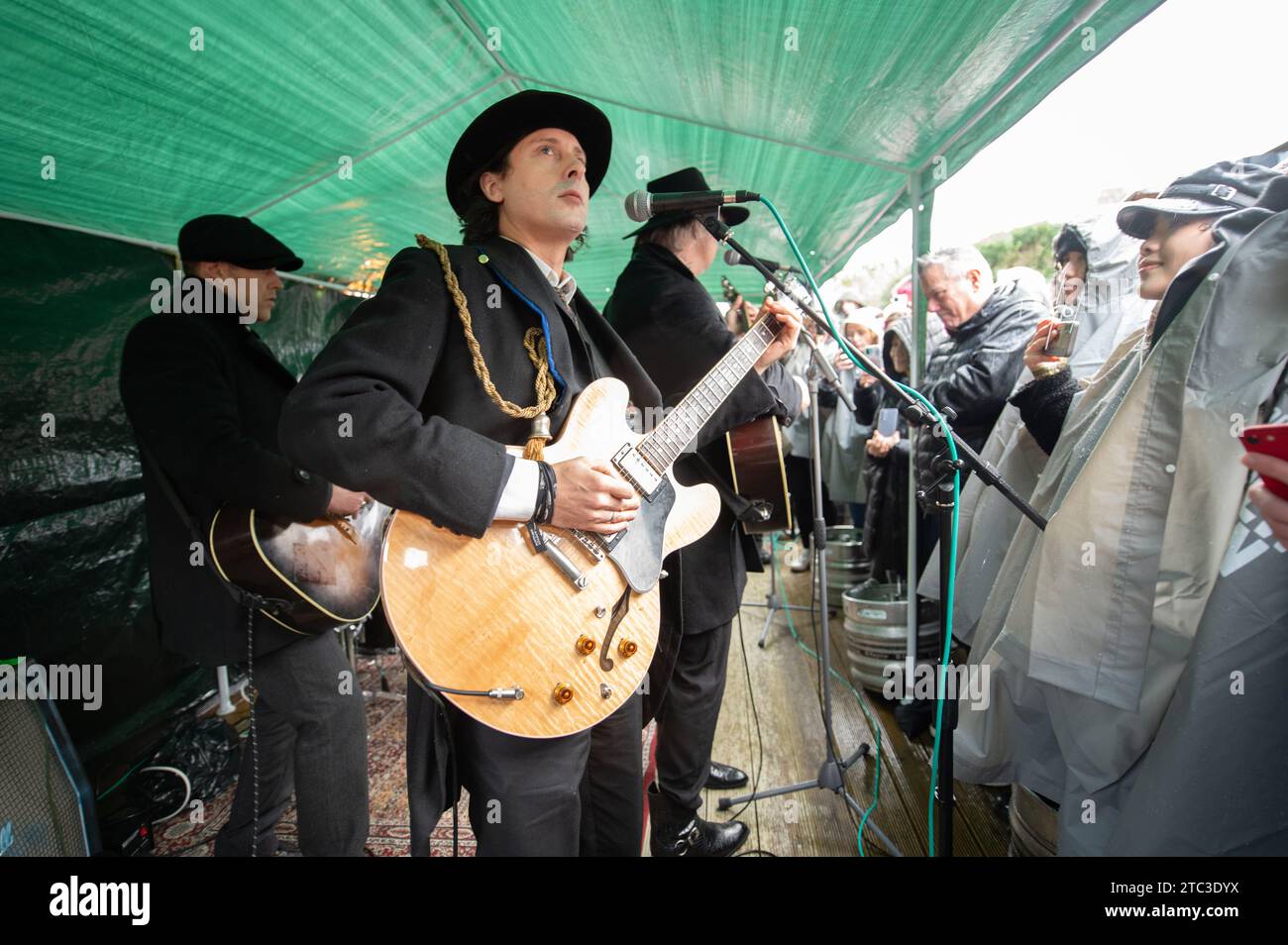 Margate, Regno Unito. 10 dicembre 2023. I Libertines suonano un concerto acustico all'aperto presso il loro Margate pub Wasteland - al piano di sotto dal loro hotel avventuratevi nelle Albion Rooms, per celebrare l'imminente uscita del nuovo album "All Quiet on the Eastern Esplanade". Cristina Massei/Alamy Live News Foto Stock