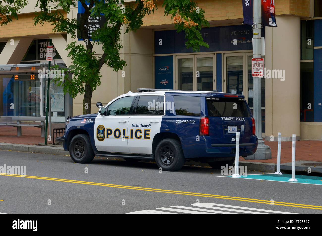 Metro Police SUV parcheggiato fuori dall'edificio Capital One, Chinatown a Washington DC Foto Stock