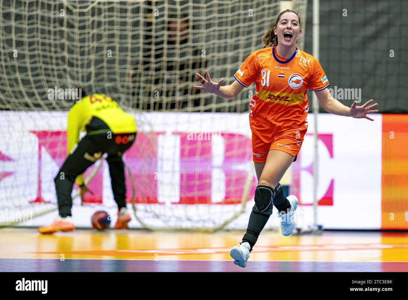 FREDERIKSHAVN - Kelly Vollebregt dei Paesi Bassi in azione contro la Spagna durante il girone principale IV della Coppa del mondo di pallamano all'Arena Nord. ANP RONALD HOOGENDOORN Foto Stock