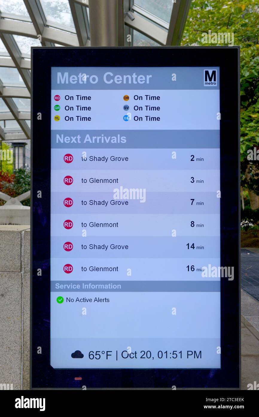 Il Washington DC Metro Center visualizza l'orario digitale fuori dall'ingresso, che indica gli orari dei treni in minuti Foto Stock