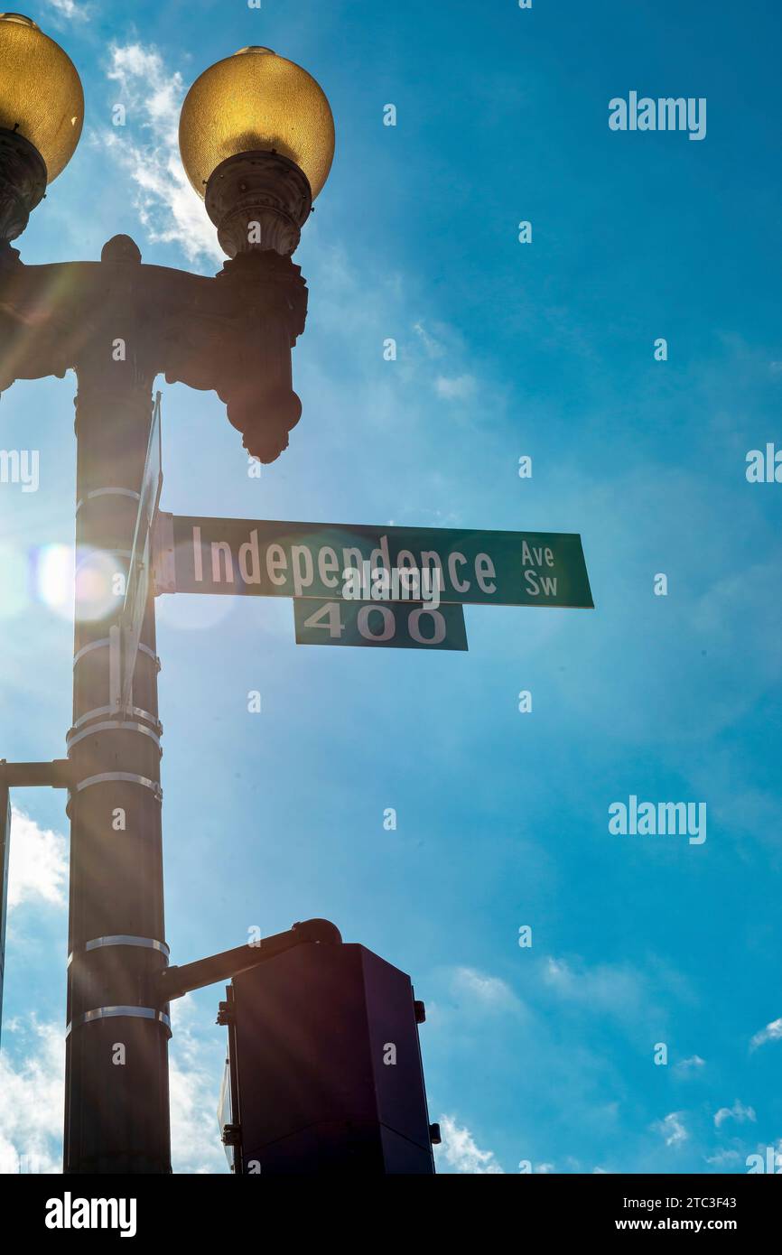 Cartello stradale attaccato a un doppio lampione - Independence Ave, isolato 400 a Washington DC Foto Stock