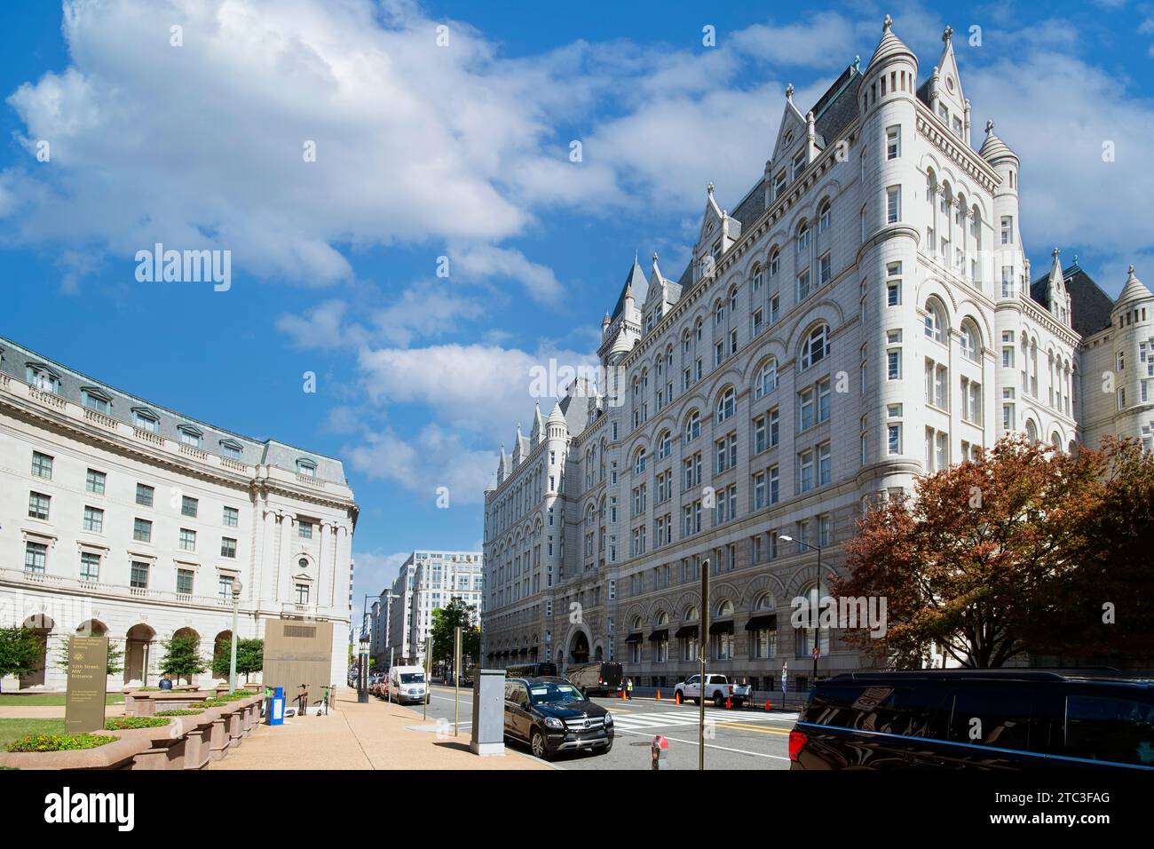 Vista della 12th Street NW e dell'ex Trump International Hotel a Washington DC Foto Stock