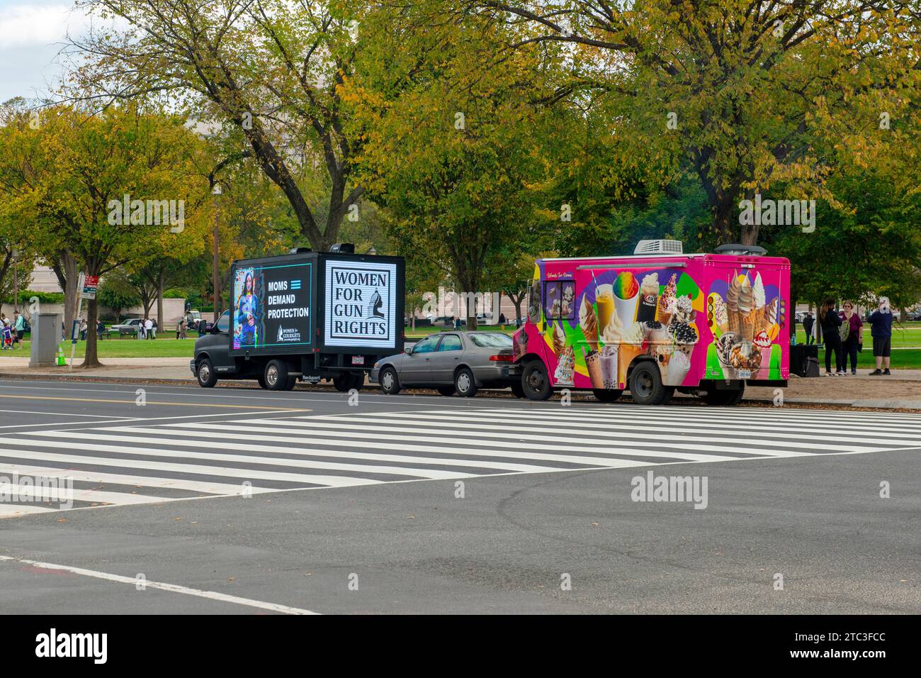 Camion pubblicitario Women for Gun Rights parcheggiato di fronte a un camion dei gelati a Washington DC Foto Stock
