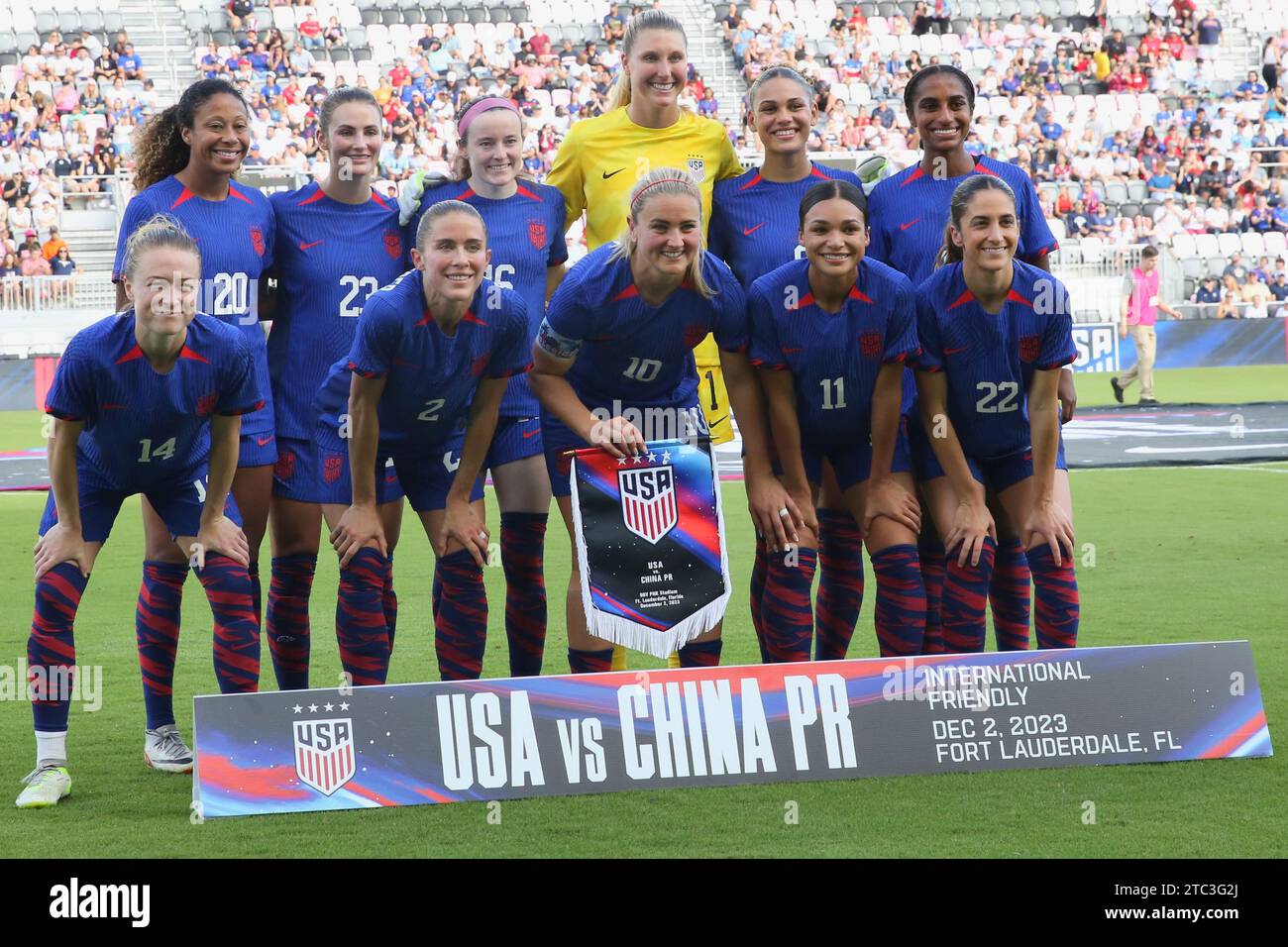 United States Women's National Team Starters centrocampista Emily Sonnett (14), difensore Abby Dahlkemper (2), centrocampista Lindsey Horan (10), attaccante Sophia Smith (11), centrocampista Savannah DeMelo (22), difensore Casey Krueger (20), difensore Emily Fox (23), centrocampista Rose Lavelle (16), portiere Casey Murphy (1), attaccante Trinity Rodman (8 dicembre 2023), portiere (15). Lauderdale, Florida. Gli Stati Uniti hanno sconfitto la Cina PR 3-0 (credito: Paul Fong/immagine dello sport) Foto Stock