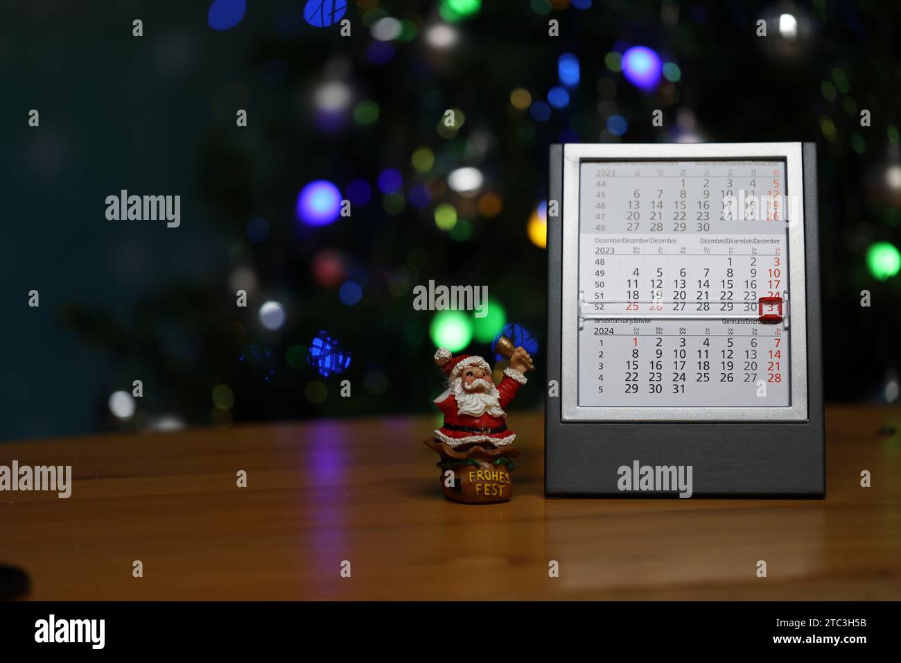 Fine anno. Composizione da un calendario di tabelle su un background di Capodanno Foto Stock