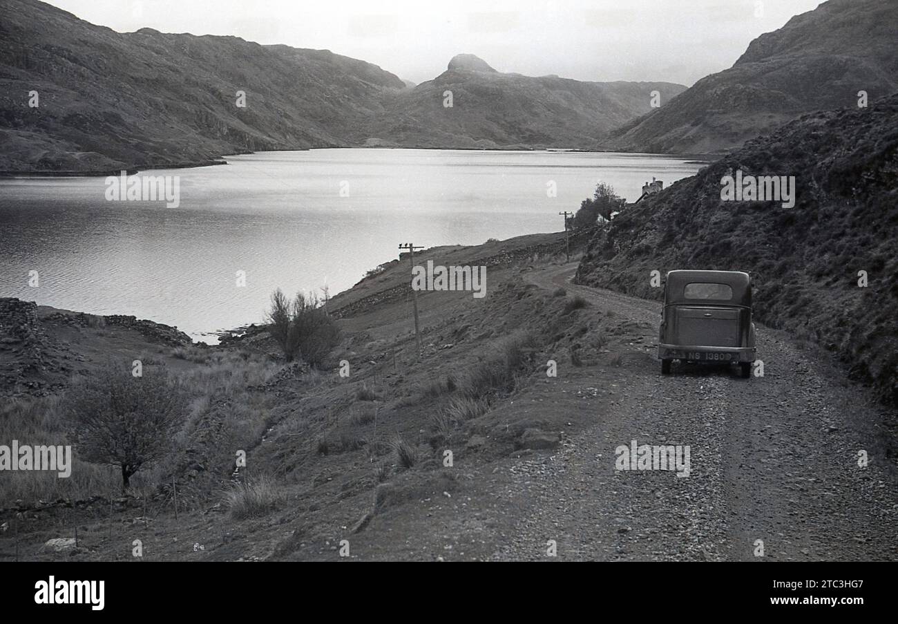 Anni '1950, storica, auto dell'epoca, targa NS 1380, su una pista di ghiaia, di loch, Sutherland, Scozia, Regno Unito. Foto Stock