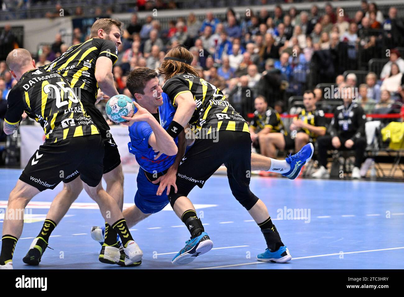 10.12.2023, Düsseldorf, Mitsubishi- Electric-Halle, GER, 1.Liqui Moly HBL, BHC06 vs. TVB Stuttgart 1.Liqui Moly HBL regolamenti vietano qualsiasi uso di fotografie come sequenze di immagini e/o quasi-video im Bild Frederik Ladefoged ( Bergischer HC #14 ) gegen Patrick Zieker ( TVB Stuttgart #25 ) und Lukas Laube ( TVB Stuttgart #24 ). Foto © Nordphoto GmbH/Freund Foto Stock