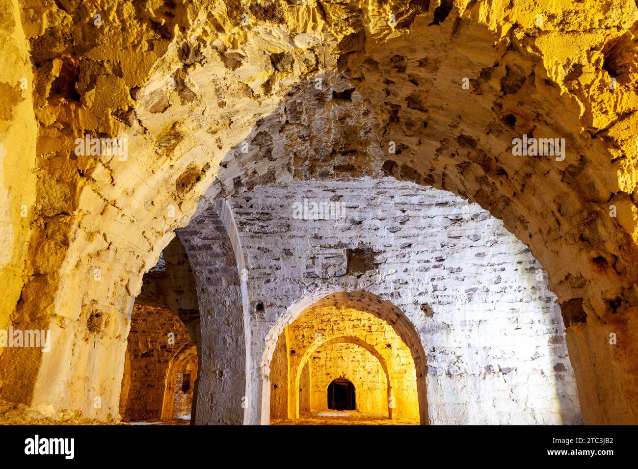 Cripte del castello di Mitilene, nell'isola di Lesbo, in Grecia, costruite per lo più durante l'era bizantina e servivano da cisterne. Foto Stock