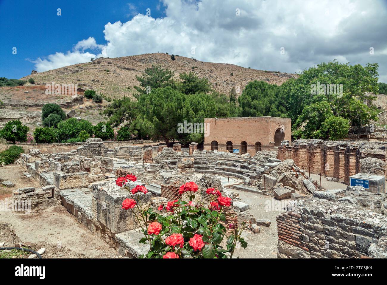L'antico teatro di Gortys, una delle più potenti città antiche dell'isola di Creta, la Grecia, fiorì soprattutto durante l'epoca romana e l'inizio dell'era bizantina. Foto Stock