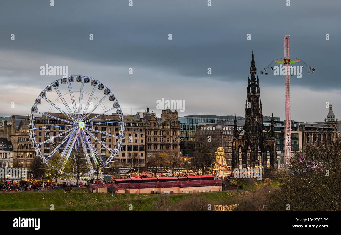 Vista della grande ruota panoramica e delle giostre della fiera Star Flyer, del mercato di Natale di Edimburgo, della Scozia, del Regno Unito Foto Stock