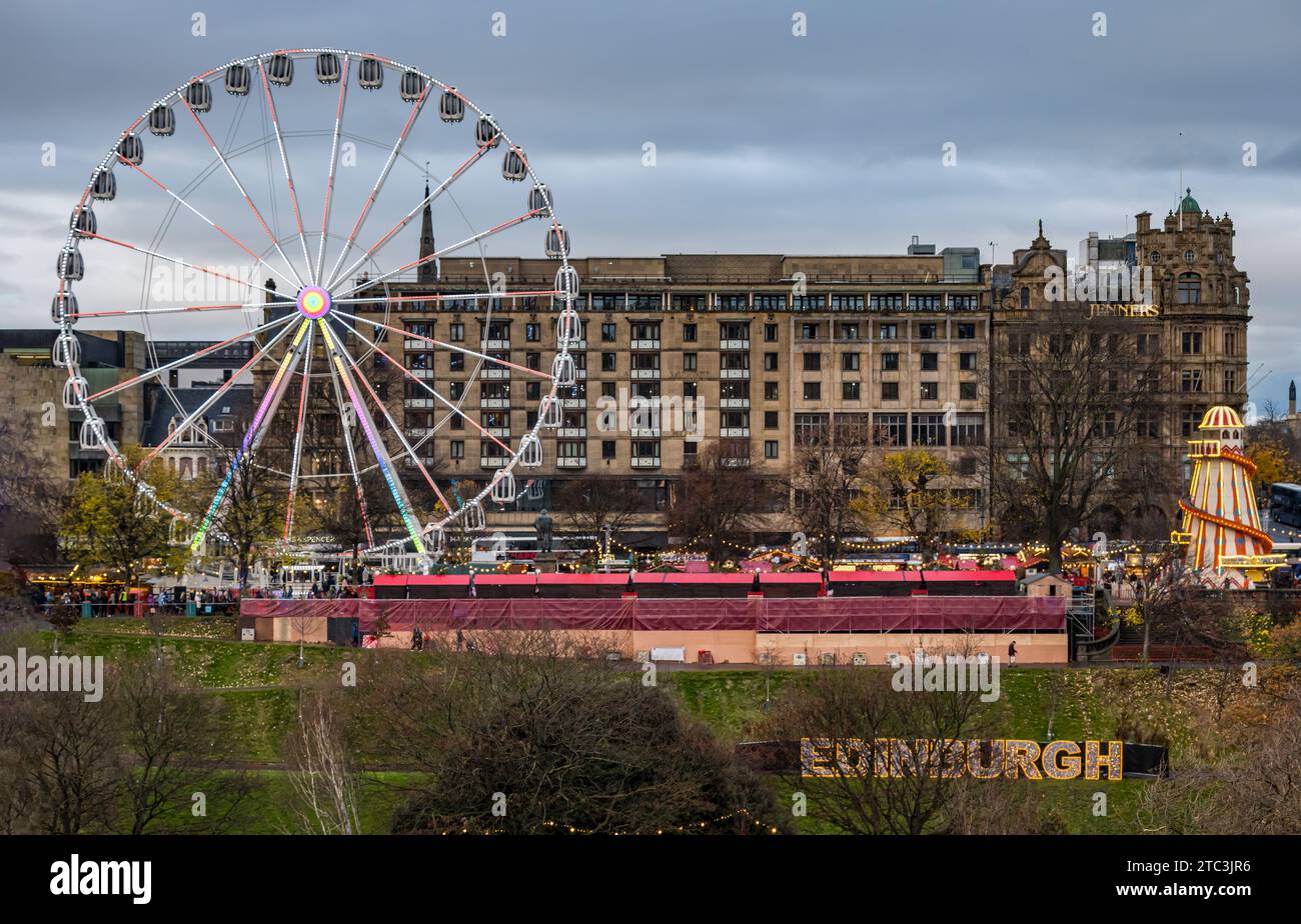 Vista della grande ruota panoramica al mercatino di Natale, Edimburgo, Scozia, Regno Unito Foto Stock