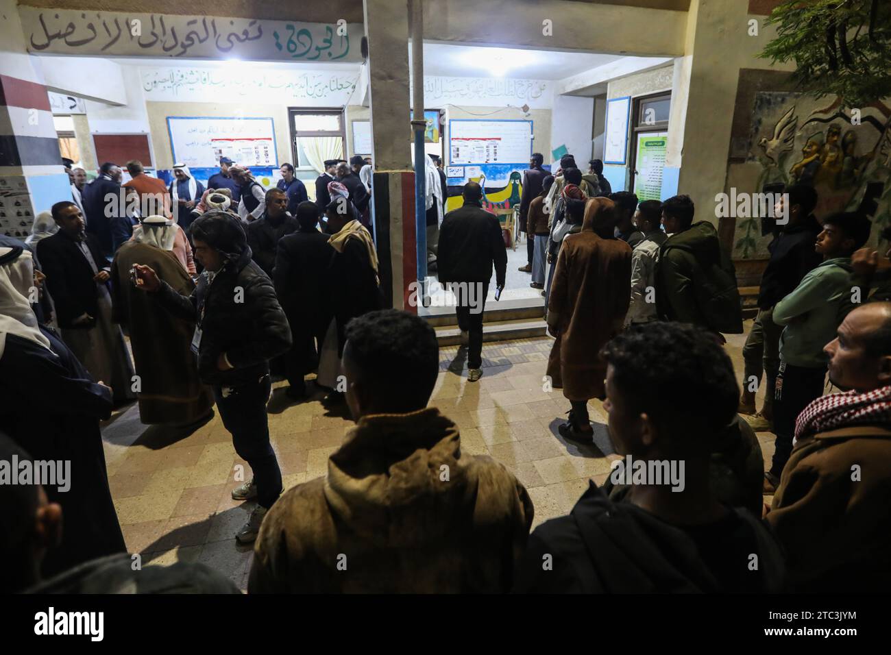 Bir al Abd, Egitto. 10 dicembre 2023. La gente si schiera per votare in un collegio elettorale a Bir al-Abd durante le elezioni presidenziali egiziane del 2023. Crediti: Gehad Hamdy/dpa/Alamy Live News Foto Stock