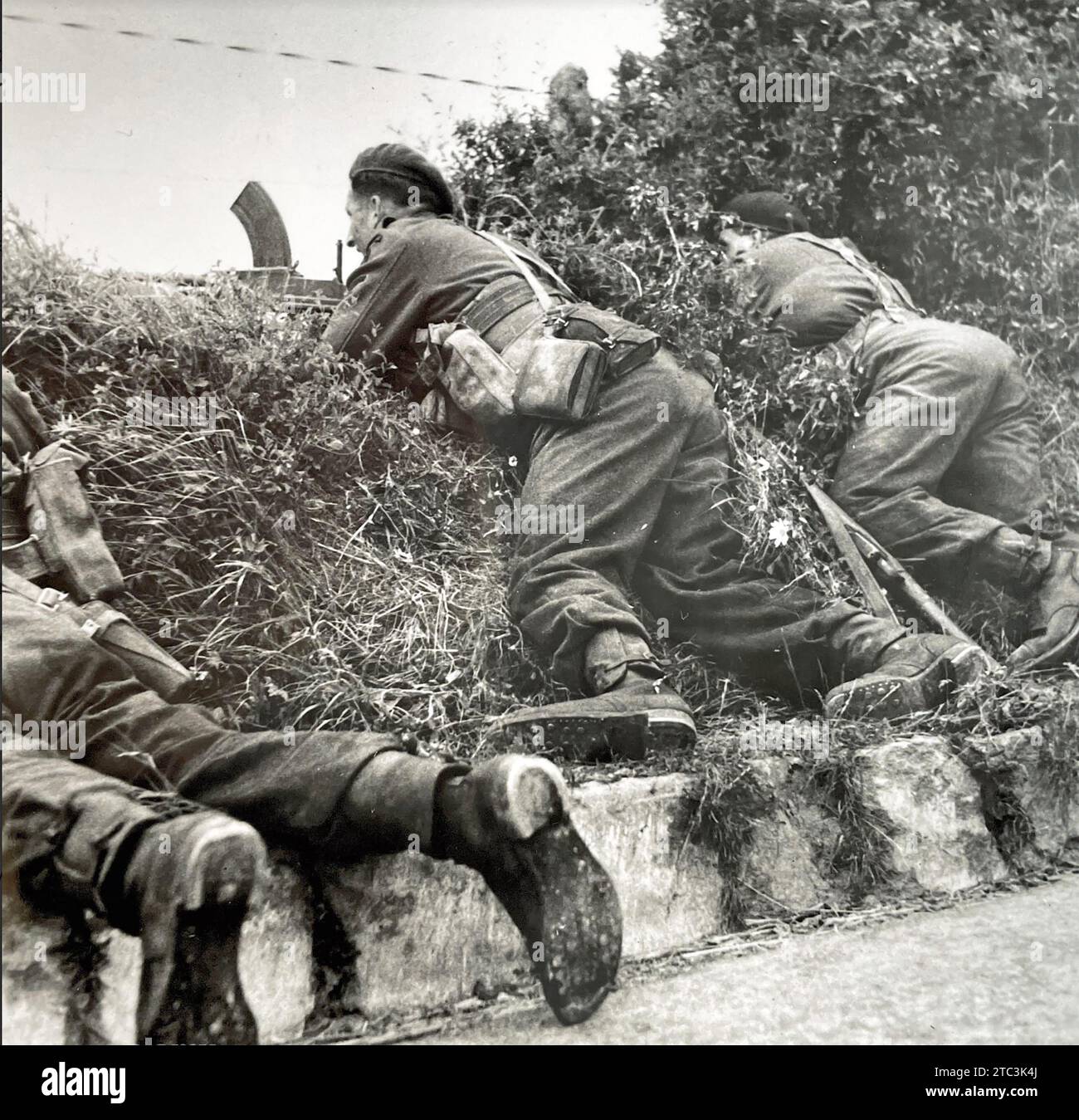 INVASIONE DELLA NORMANDIA gruppo Commando britannico con un cannone Bren nel paese bocage della francia settentrionale, giugno 1944 Foto Stock