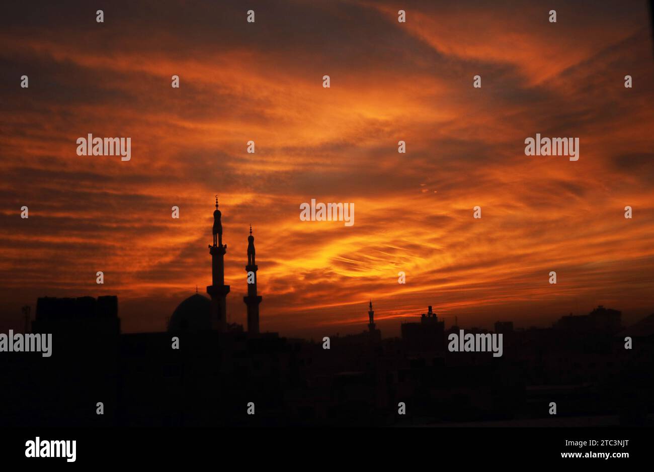 Rafah, Gaza. 10 dicembre 2023. I minareti di una moschea sono sagomati contro il cielo al tramonto nella Striscia di Gaza meridionale domenica 10 dicembre 2023. Foto di Ismael Mohamad/UPI credito: UPI/Alamy Live News Foto Stock