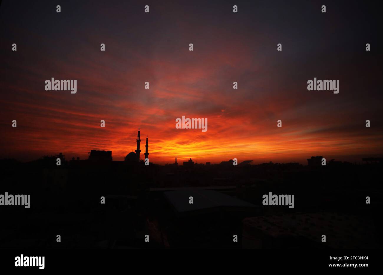 Rafah, Gaza. 10 dicembre 2023. I minareti di una moschea sono sagomati contro il cielo al tramonto nella Striscia di Gaza meridionale domenica 10 dicembre 2023. Foto di Ismael Mohamad/UPI credito: UPI/Alamy Live News Foto Stock