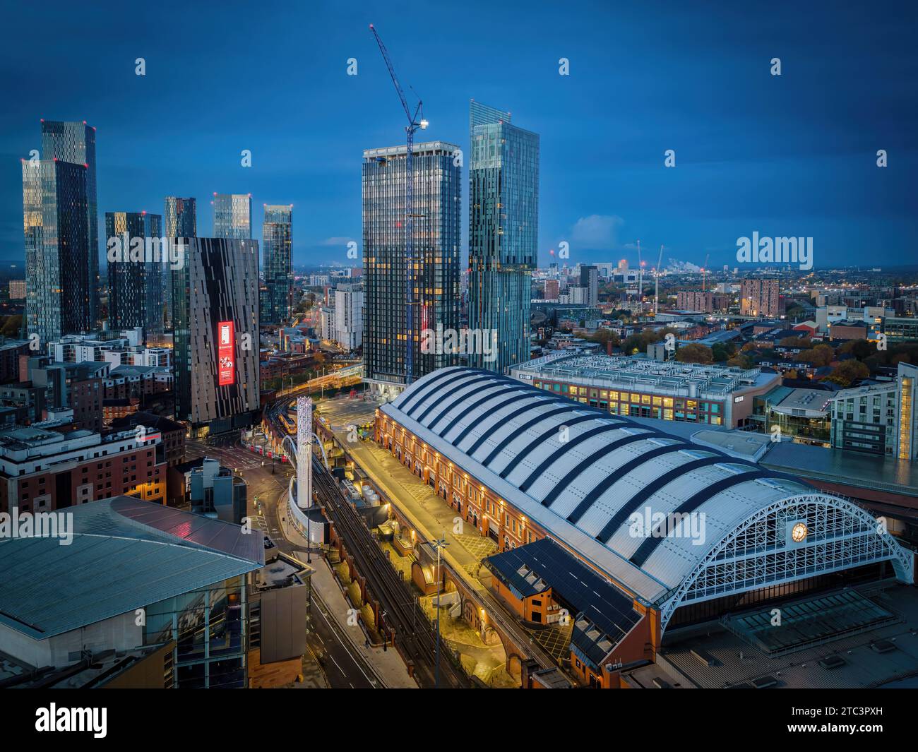 Skyline del centro di Manchester all'alba con luci della città e cieli scuri di questa città inglese. Beetham Tower e skyline centrale di Manchester. re unito Foto Stock