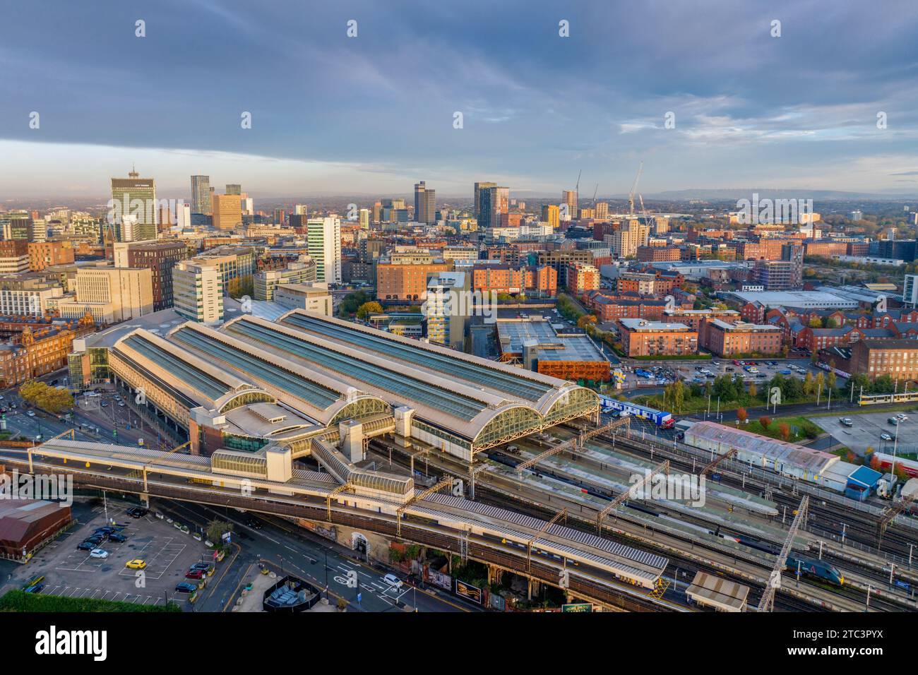 Centro di Manchester Vista aerea della stazione ferroviaria di Piccadilly e del centro della città circostante. Trasporto ferroviario e HS2 Foto Stock