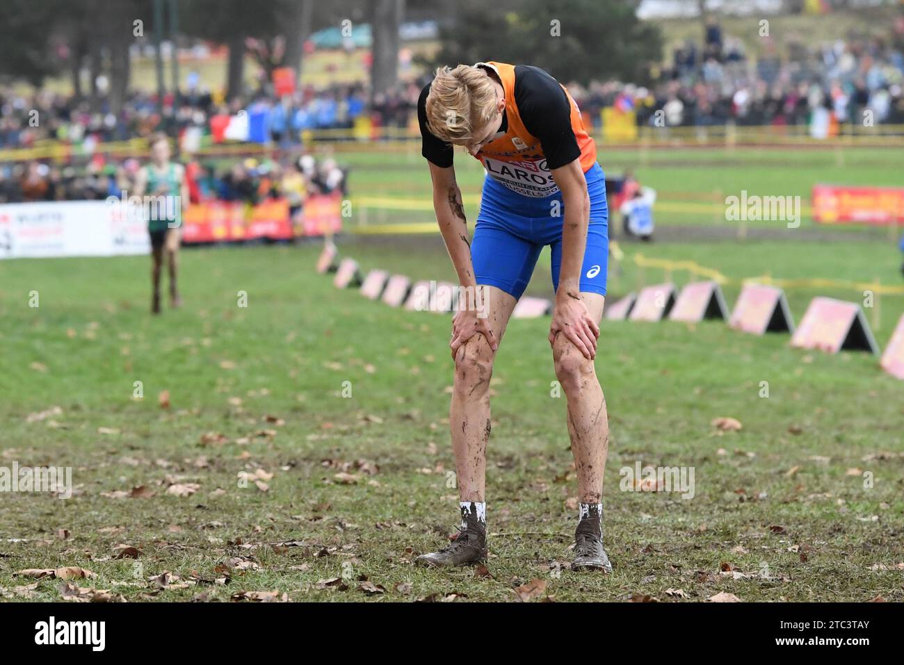 Bruxelles, Belgio. 10 dicembre 2023. L'olandese Niels Laros sembra degitato dopo la gara maschile U20 ai Campionati europei di Cross Country di Bruxelles, domenica 10 dicembre 2023 BELGA PHOTO JILL DELSAUX Credit: Belga News Agency/Alamy Live News Foto Stock