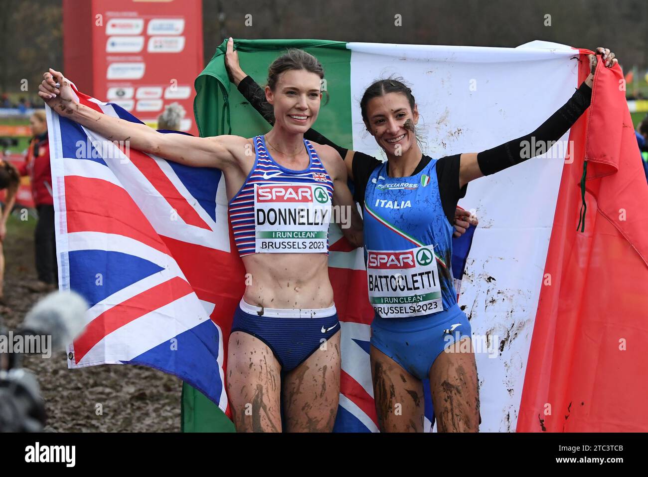 Bruxelles, Belgio. 10 dicembre 2023. La britannica Abbie Donnelly e l'italiana Nadia Battocletti nella foto durante la corsa femminile d'élite ai Campionati europei di Cross Country di Bruxelles, domenica 10 dicembre 2023 BELGA PHOTO JILL DELSAUX Credit: Belga News Agency/Alamy Live News Foto Stock