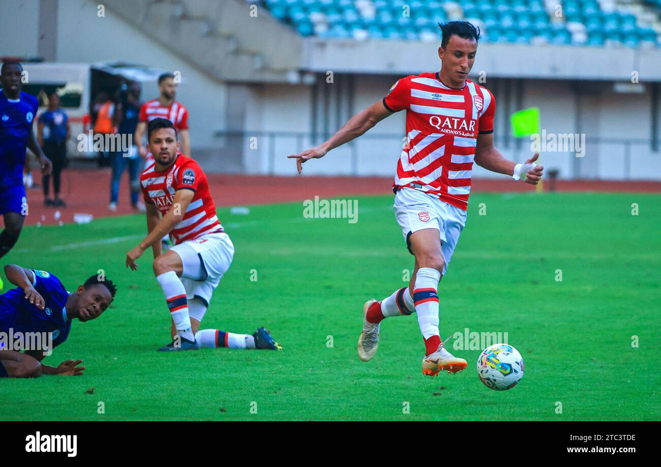 UYO, NIGERIA - 10 DICEMBRE; Soliman Abba dei fiumi e Ahmed Khalil dell'Africain durante la partita a gironi della CAF Confederation Cup tra Rivers un Foto Stock